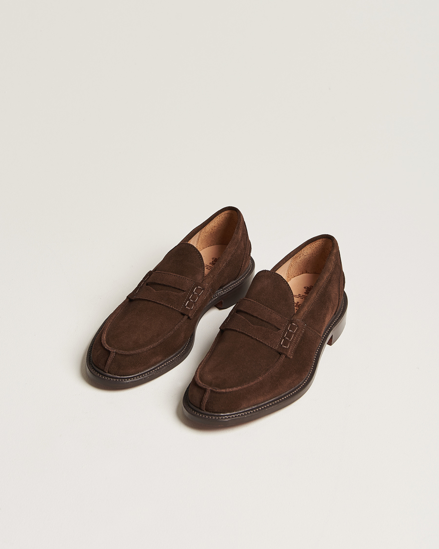 Mies | Käsintehdyt kengät | Tricker\'s | James Penny Loafers Chocolate Suede