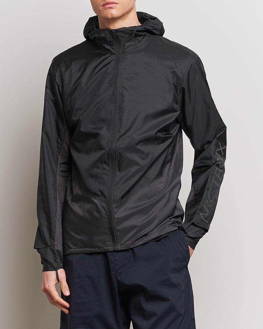 Mies | Active | Arc\'teryx | Norvan Windshell Hooded Jacket Black/Graphite