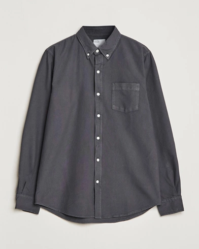 Mies | Wardrobe Basics | Colorful Standard | Classic Organic Oxford Button Down Shirt Lava Grey