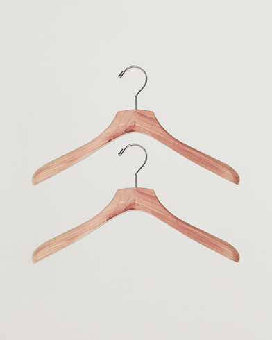 Mies | Vain Care of Carlilta | Care with Carl | 2-Pack Cedar Wood Jacket Hanger
