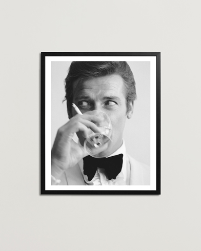 Mies | Taulut | Sonic Editions | Framed Roger Moore Shaken Not Stirred 