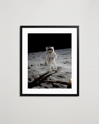 Mies | Kotona viihtyvälle | Sonic Editions | Framed Buzz Aldrin On The Moon 