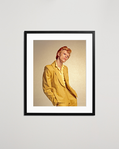 Mies | Taulut | Sonic Editions | Framed David Bowie In Yellow Suit 