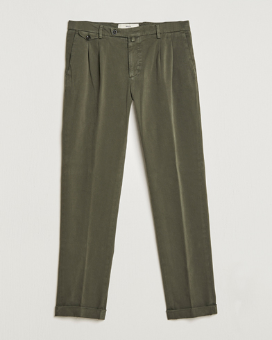 Mies | Chinot | Briglia 1949 | Easy Fit Pleated Cotton Stretch Chino Military