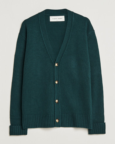 Mies | Neuletakit | A Day's March | Snag Lambswool Cardigan Bottle Green