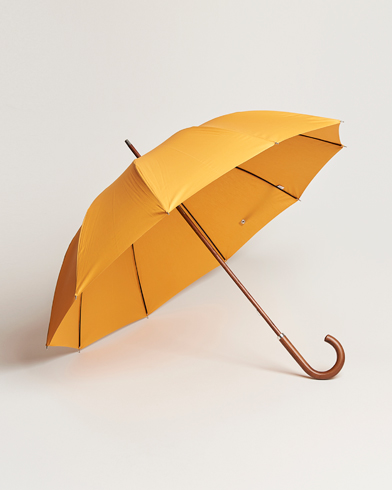 Mies | Tyylikkäänä sateella | Carl Dagg | Series 003 Umbrella Gentle Yellow