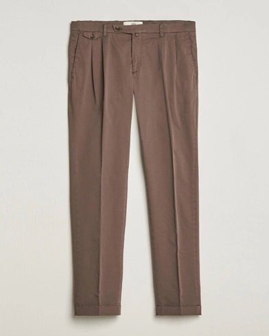 Mies | Chinot | Briglia 1949 | Easy Fit Pleated Cotton Stretch Chino Brown