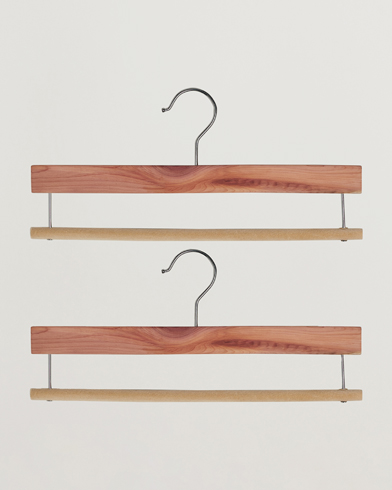 Mies | Vain Care of Carlilta | Care with Carl | 2-Pack Cedar Wood Trouser Hangers 