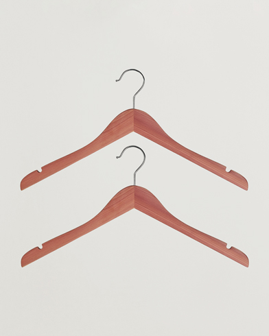 Mies | Vain Care of Carlilta | Care with Carl | 2-Pack Cedar Wood Shirt Hangers 