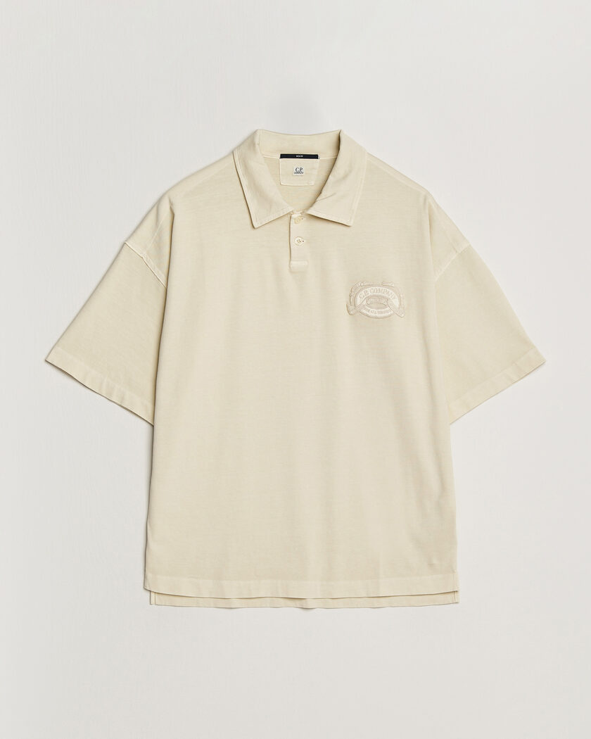 C.P. Company Boxy Fit Cotton Logo Polo Cream – Valkoinen