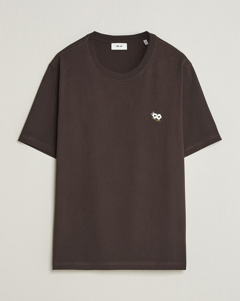 NN07 Jett Embroidered Crew Neck T-Shirt Deep Truffle – Ruskea