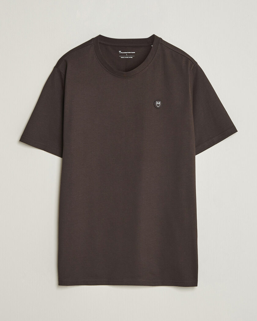 KnowledgeCotton Apparel Loke Badge T-Shirt Chocolate Torte – Ruskea