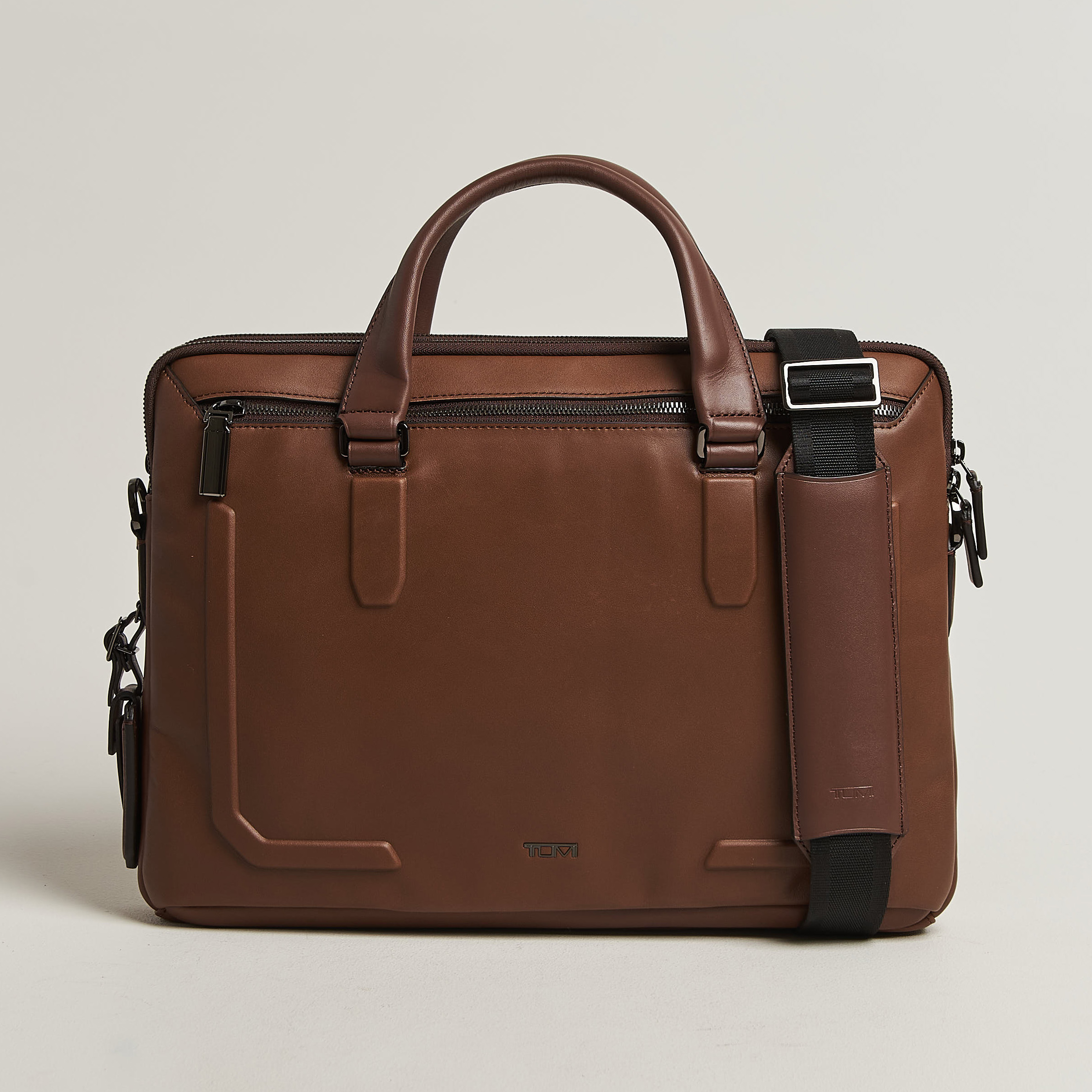 TUMI Harrison Sycamore Slim Leather Brief Cognac Bombe – Ruskea