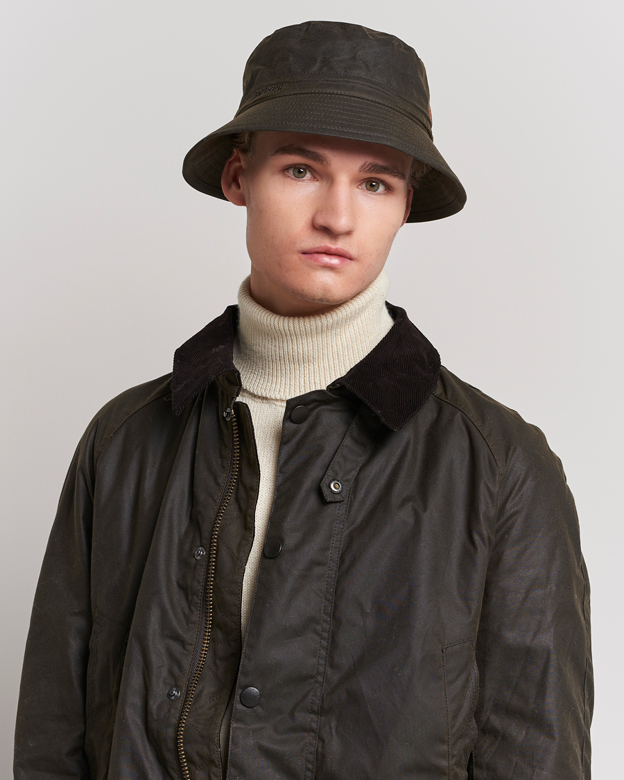 Mies | Tyylikkäänä sateella | Barbour Lifestyle | Wax Sports Hat Olive