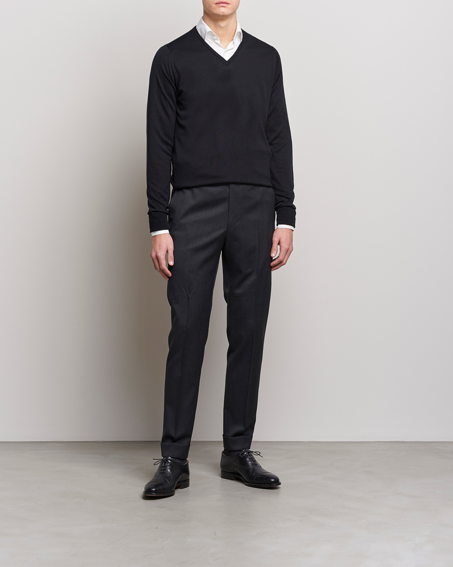 Mies | Puserot | John Smedley | Bobby Extra Fine Merino V-Neck Pullover Black