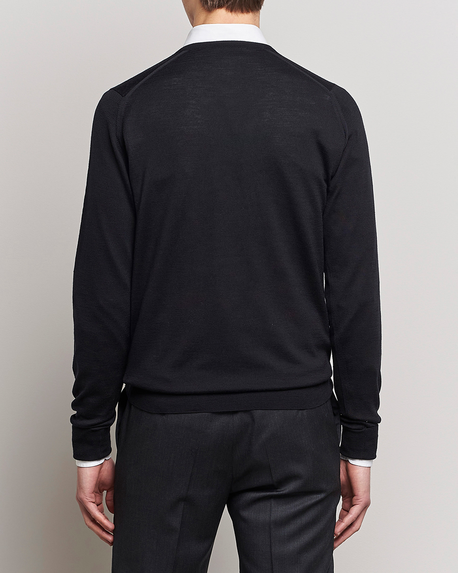 Mies | Puserot | John Smedley | Bobby Extra Fine Merino V-Neck Pullover Black