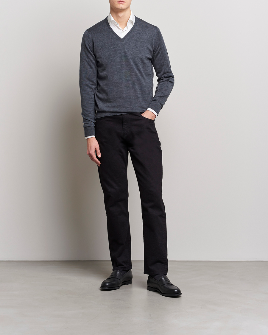 Mies | Puserot | John Smedley | Bobby Extra Fine Merino V-Neck Pullover Charcoal