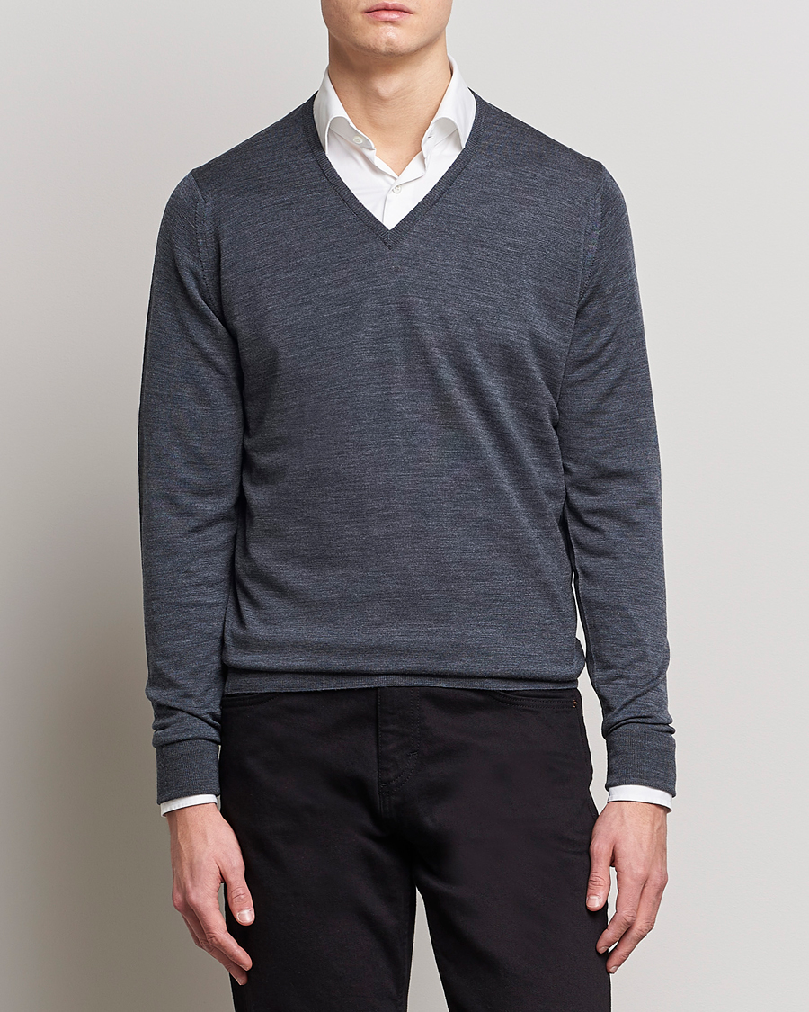 Mies | Puserot | John Smedley | Bobby Extra Fine Merino V-Neck Pullover Charcoal