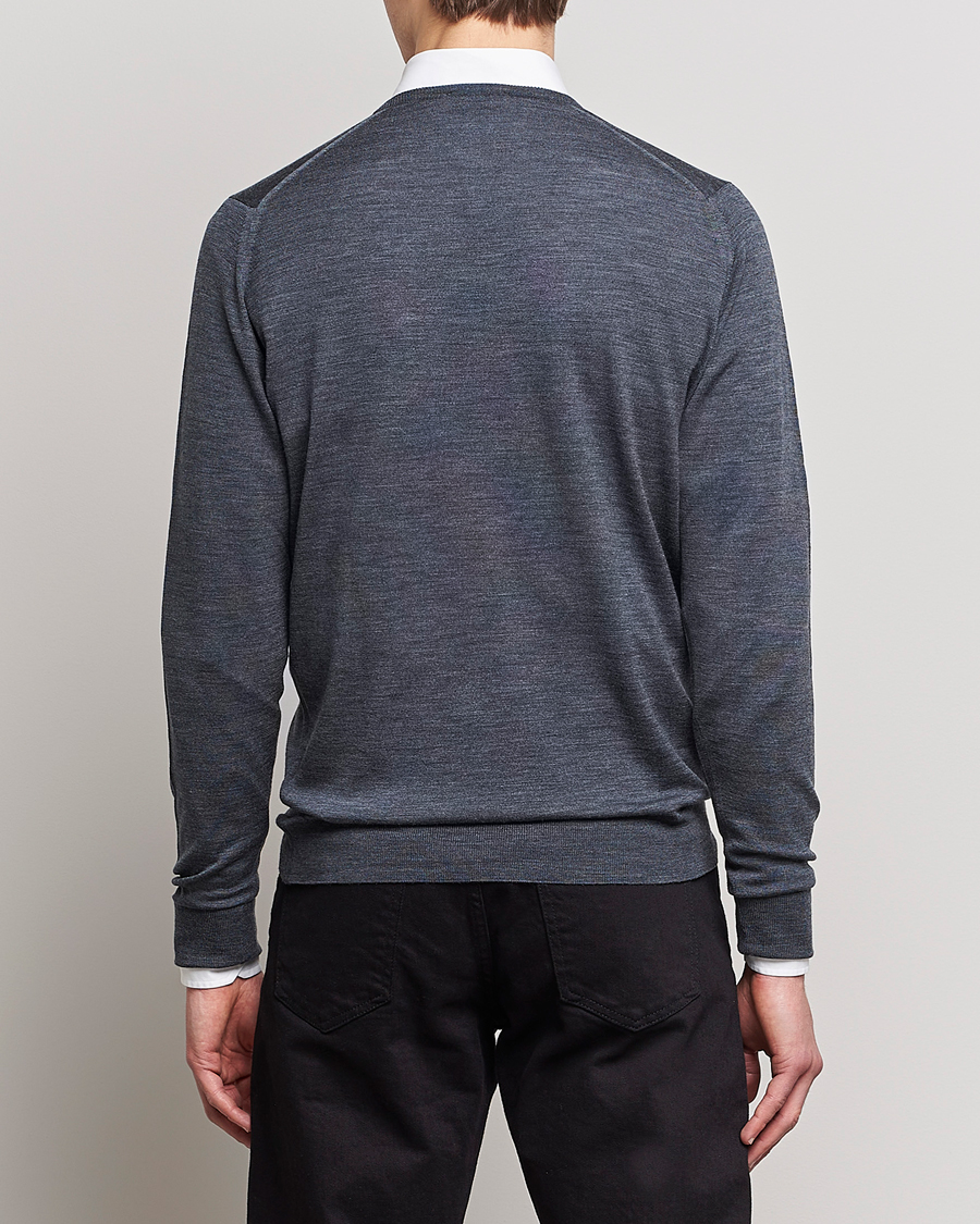 Mies | Puserot | John Smedley | Bobby Extra Fine Merino V-Neck Pullover Charcoal