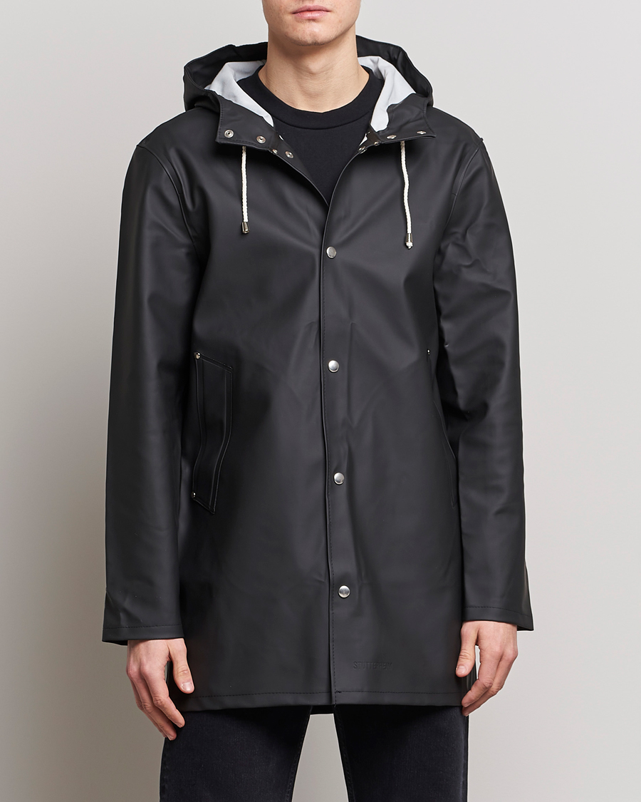 Mies | Tyylikkäänä sateella | Stutterheim | Stockholm Raincoat Black