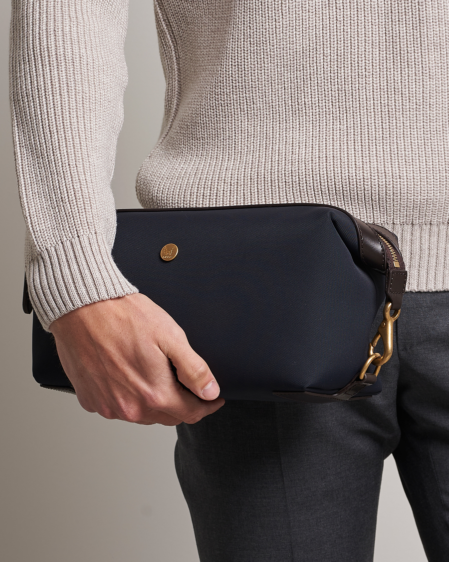 Mies | Laukut | Mismo | M/S Nylon Washbag Navy/Dark Brown