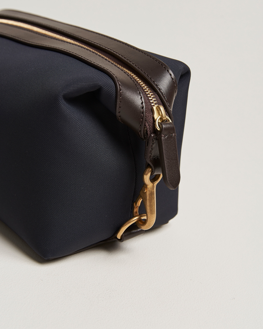 Mies | Laukut | Mismo | M/S Nylon Washbag Navy/Dark Brown