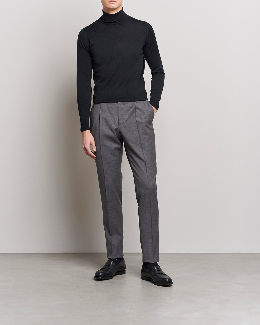 Mies | Puserot | John Smedley | Cherwell Extra Fine Merino Rollneck Black