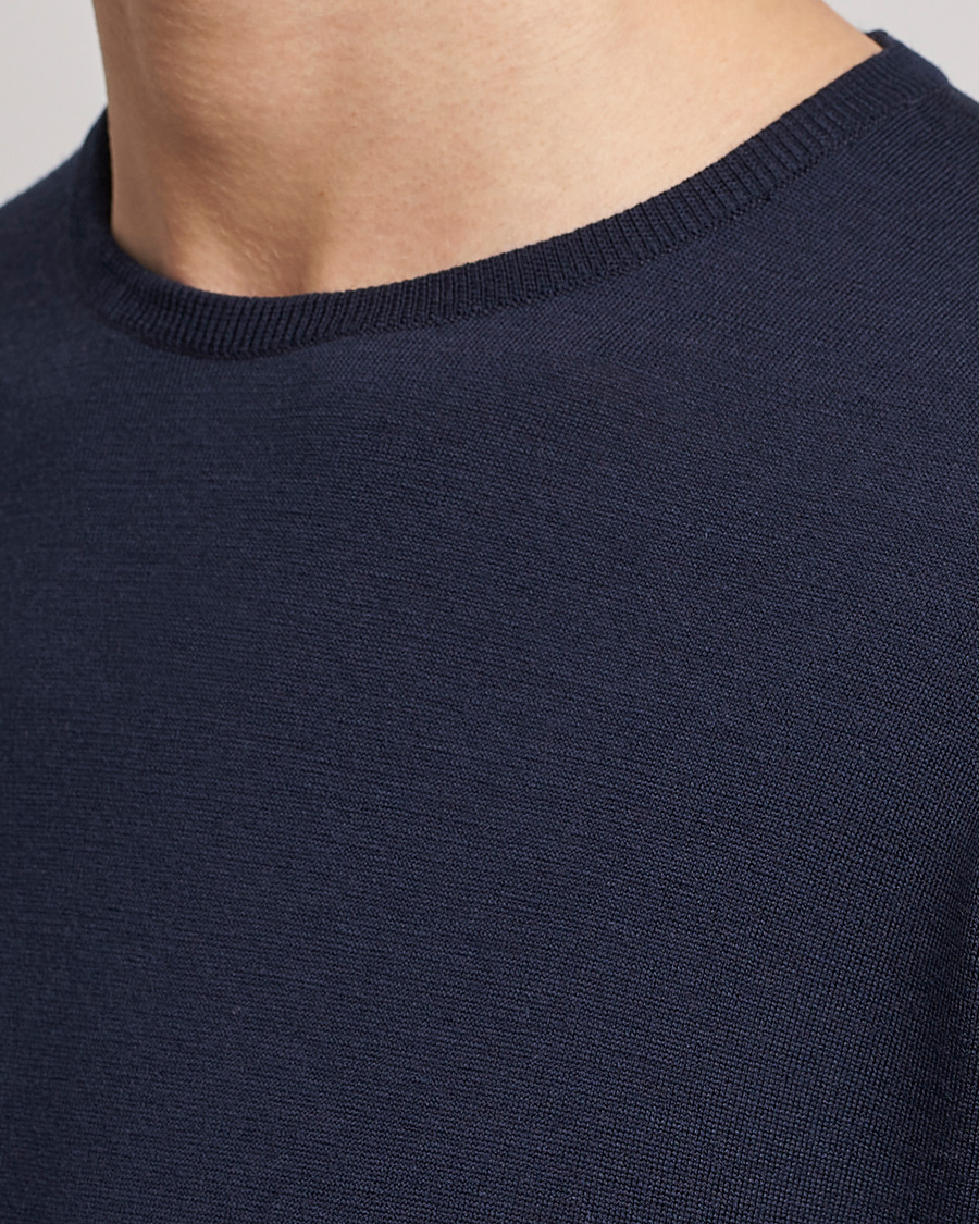 Mies | Puserot | John Smedley | Lundy Extra Fine Merino Crew Neck Midnight