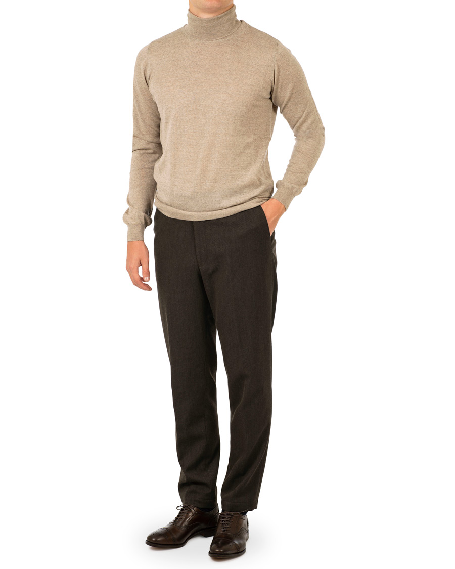 Mies | Puserot | Oscar Jacobson | Cole Extra Fine Merino Rollneck Beige
