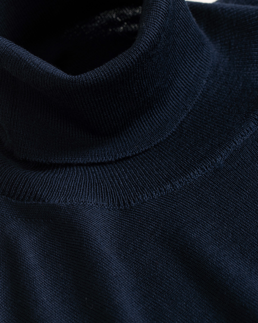 Mies | Puserot | Oscar Jacobson | Cole Extra Fine Merino Rollneck Navy