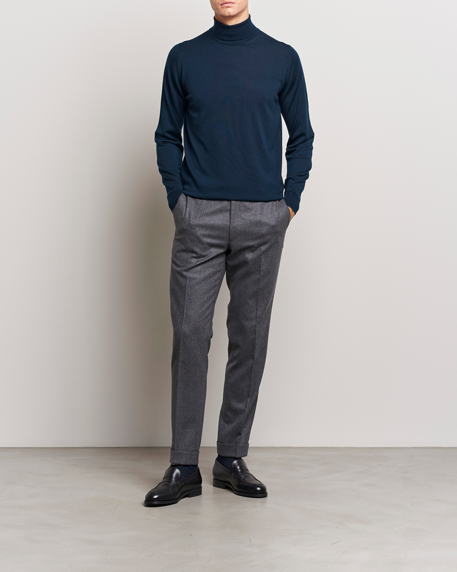 Mies | Puserot | John Smedley | Cherwell Extra Fine Merino Rollneck Orion Green