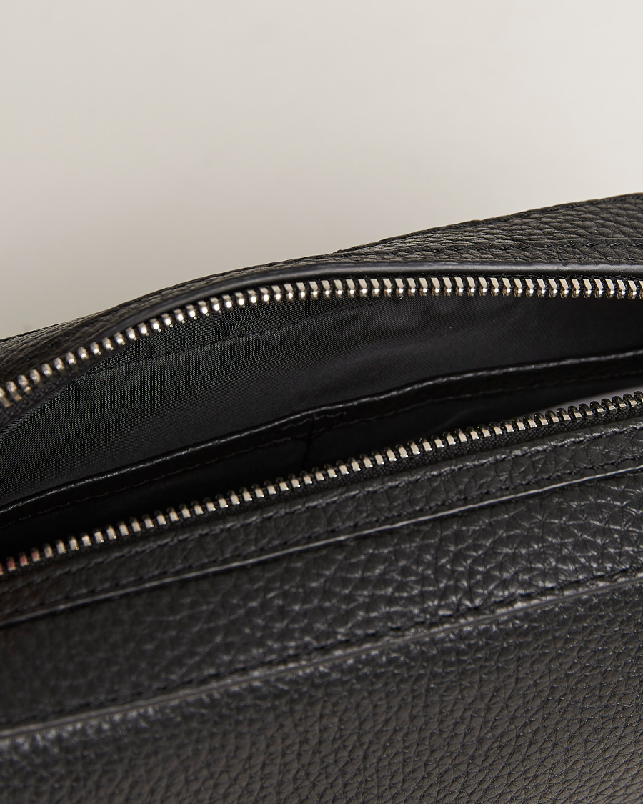 Mies | Laukut | Tiger of Sweden | Wes Grained Leather Toilet Bag Black