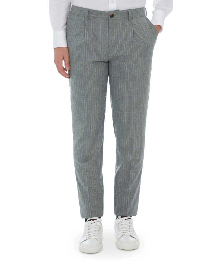 Mies | Housut | Brunello Cucinelli | Slim Fit Pin Stripe Pleated Flannel Trousers Light Grey