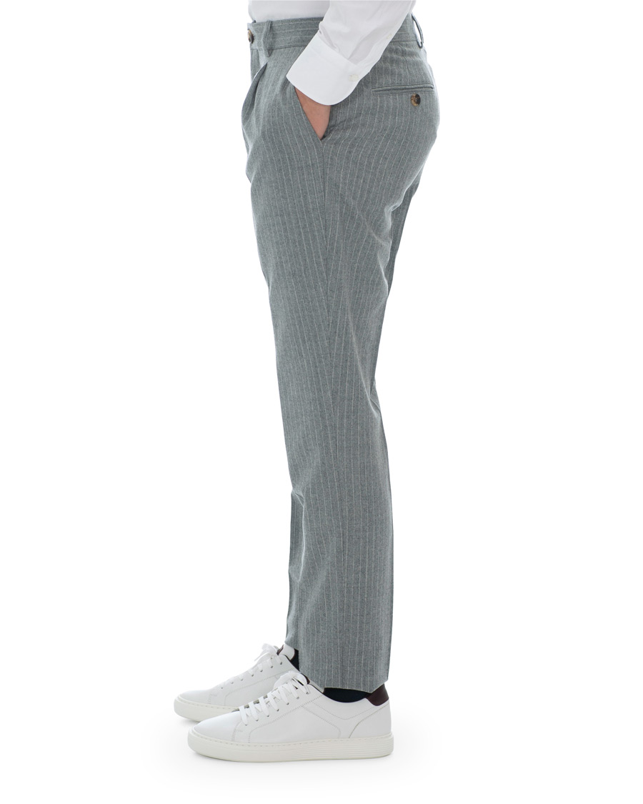 Mies | Housut | Brunello Cucinelli | Slim Fit Pin Stripe Pleated Flannel Trousers Light Grey
