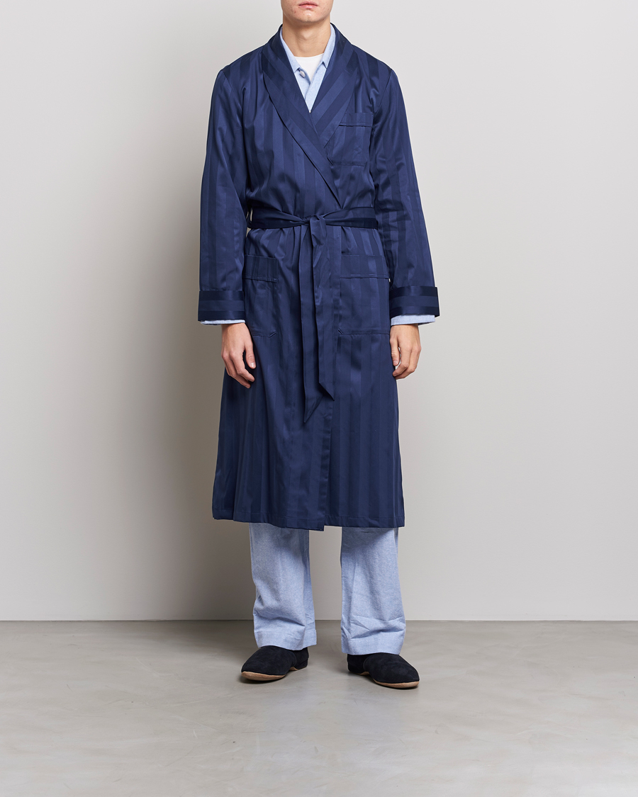 Mies | Yöpuvut ja kylpytakit | Derek Rose | Striped Cotton Satin Dressing Gown Navy/Navy
