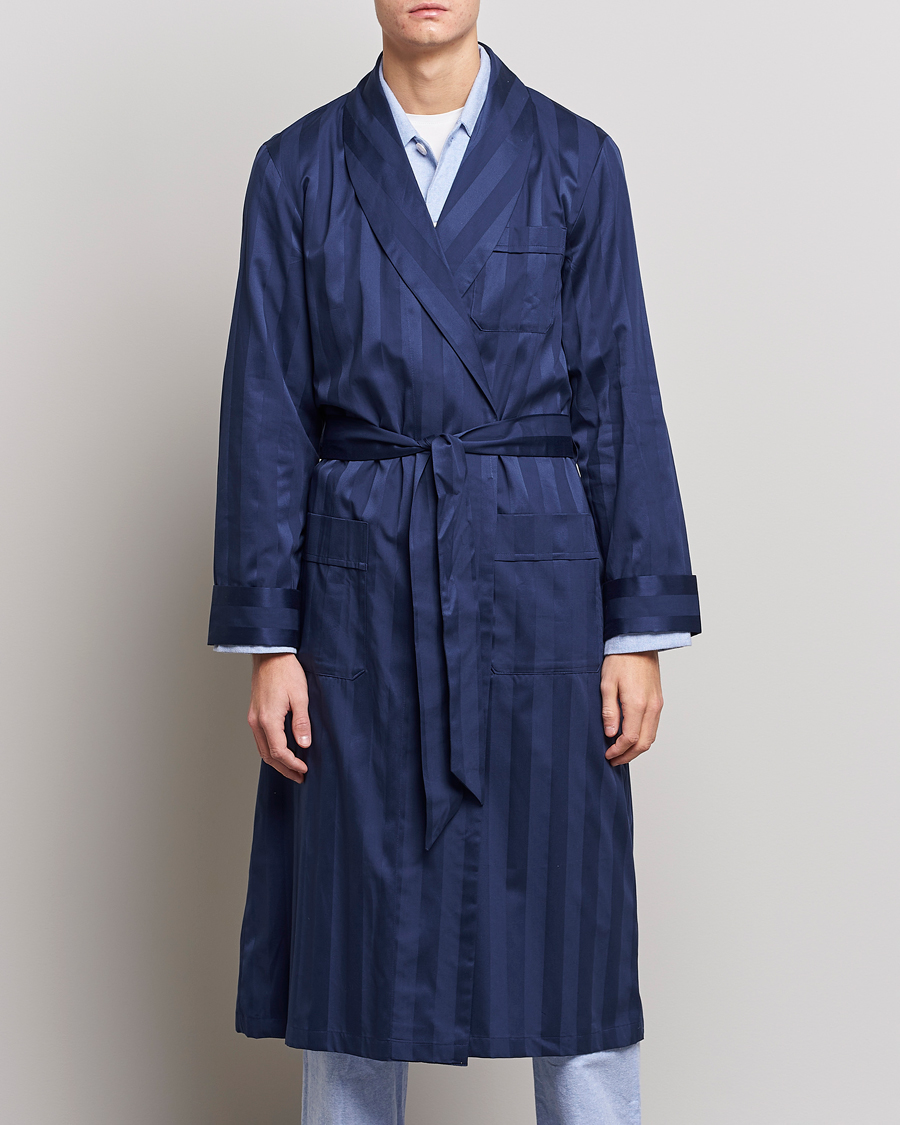 Mies | Oloasut | Derek Rose | Striped Cotton Satin Dressing Gown Navy/Navy