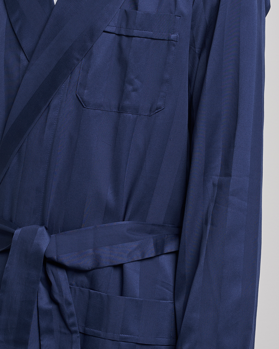 Mies | Yöpuvut ja kylpytakit | Derek Rose | Striped Cotton Satin Dressing Gown Navy/Navy