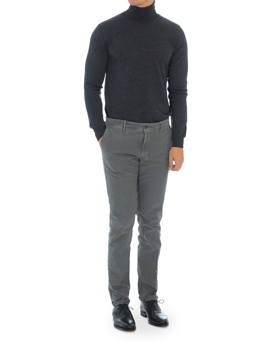 Mies | Puserot | Oscar Jacobson | Cole Extra Fine Merino Rollneck Dark Grey