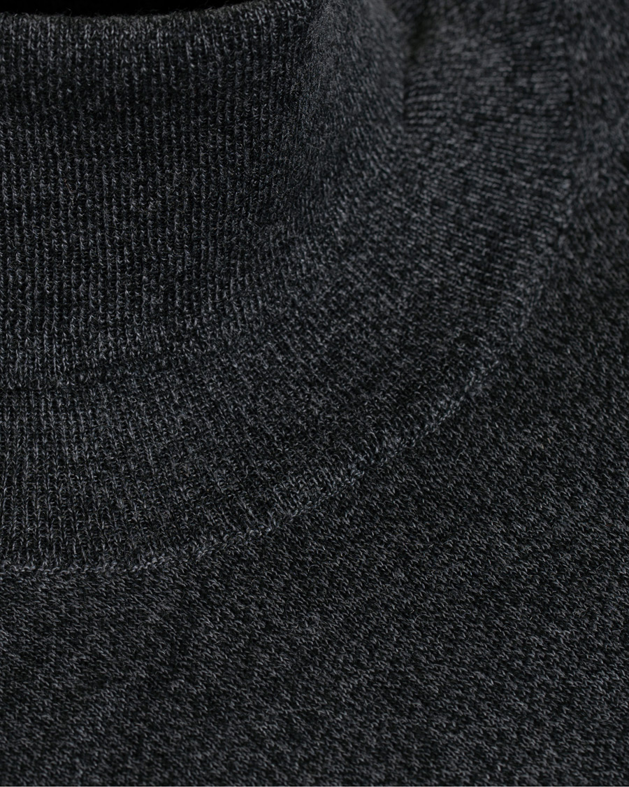 Mies | Puserot | Oscar Jacobson | Cole Extra Fine Merino Rollneck Dark Grey