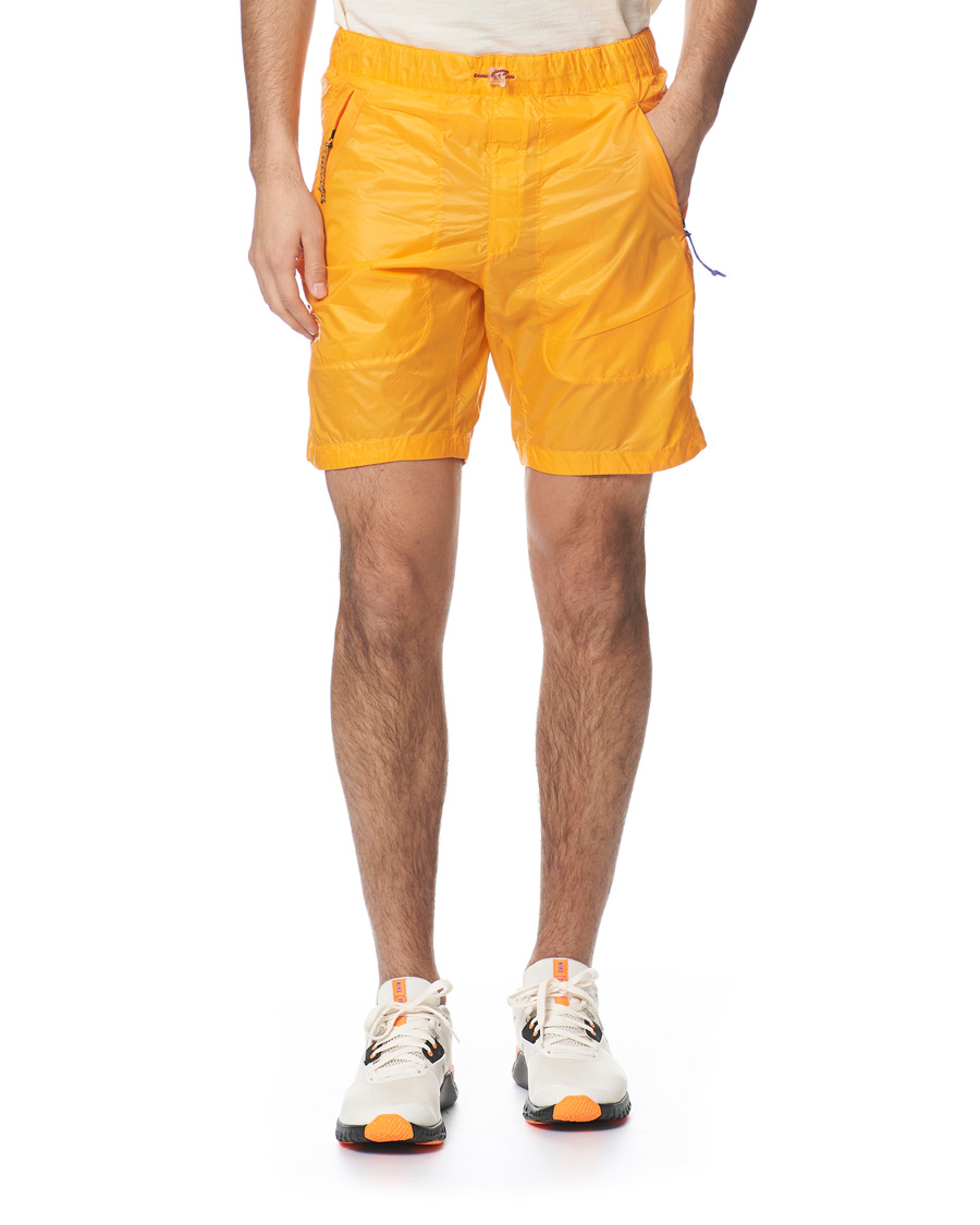 Mies | Shortsit | Peak Performance | Ben Gorham Windbreaker Shorts Orange