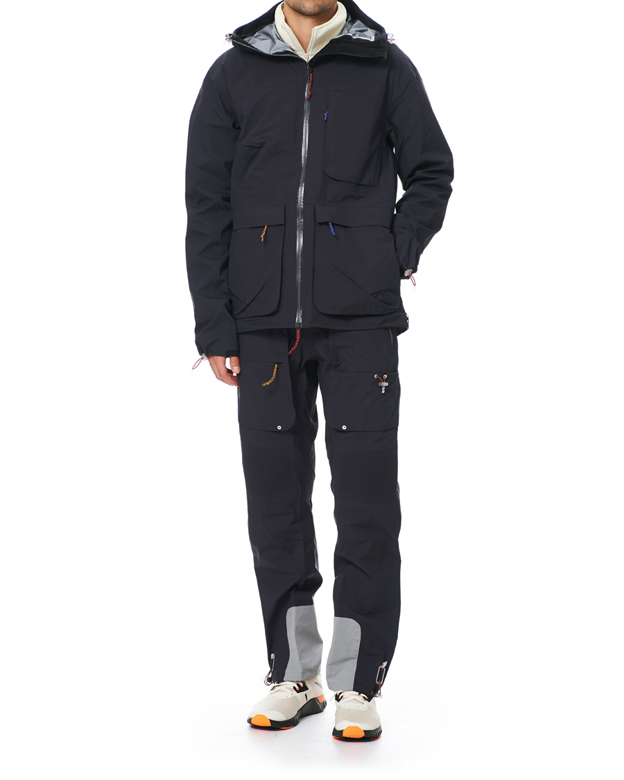 Mies | Takit | Peak Performance | Ben Gorham Gore Tex Jacket Dark Grey