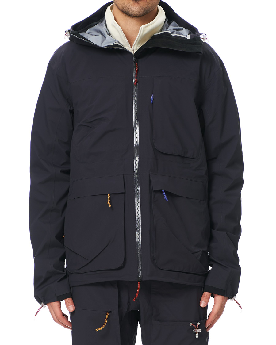 Mies | Takit | Peak Performance | Ben Gorham Gore Tex Jacket Dark Grey