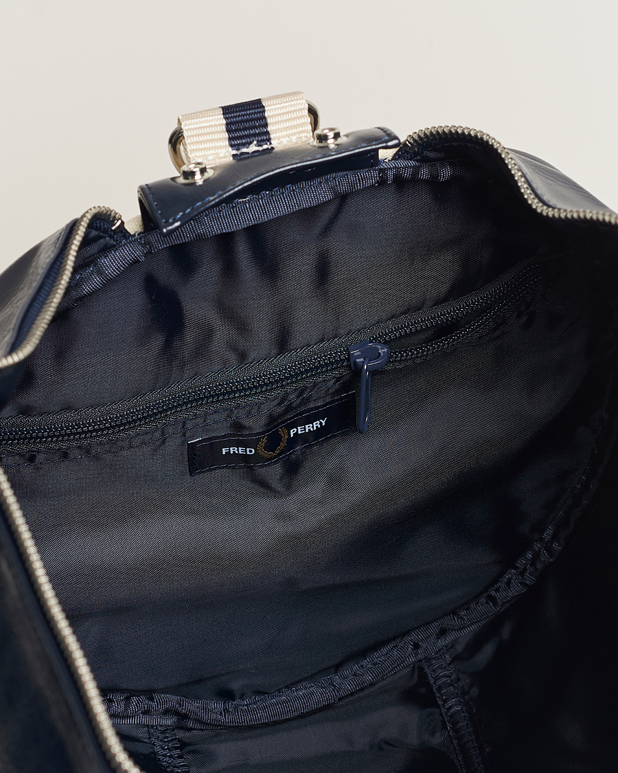 Mies | Fred Perry Classic Barrel Bag Navy | Fred Perry | Classic Barrel Bag Navy