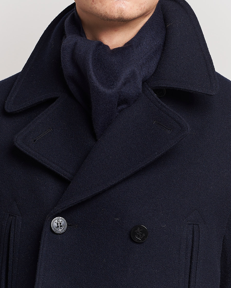 Mies | Johnstons of Elgin Cashmere Scarf Dark Navy | Johnstons of Elgin | Cashmere Scarf Dark Navy