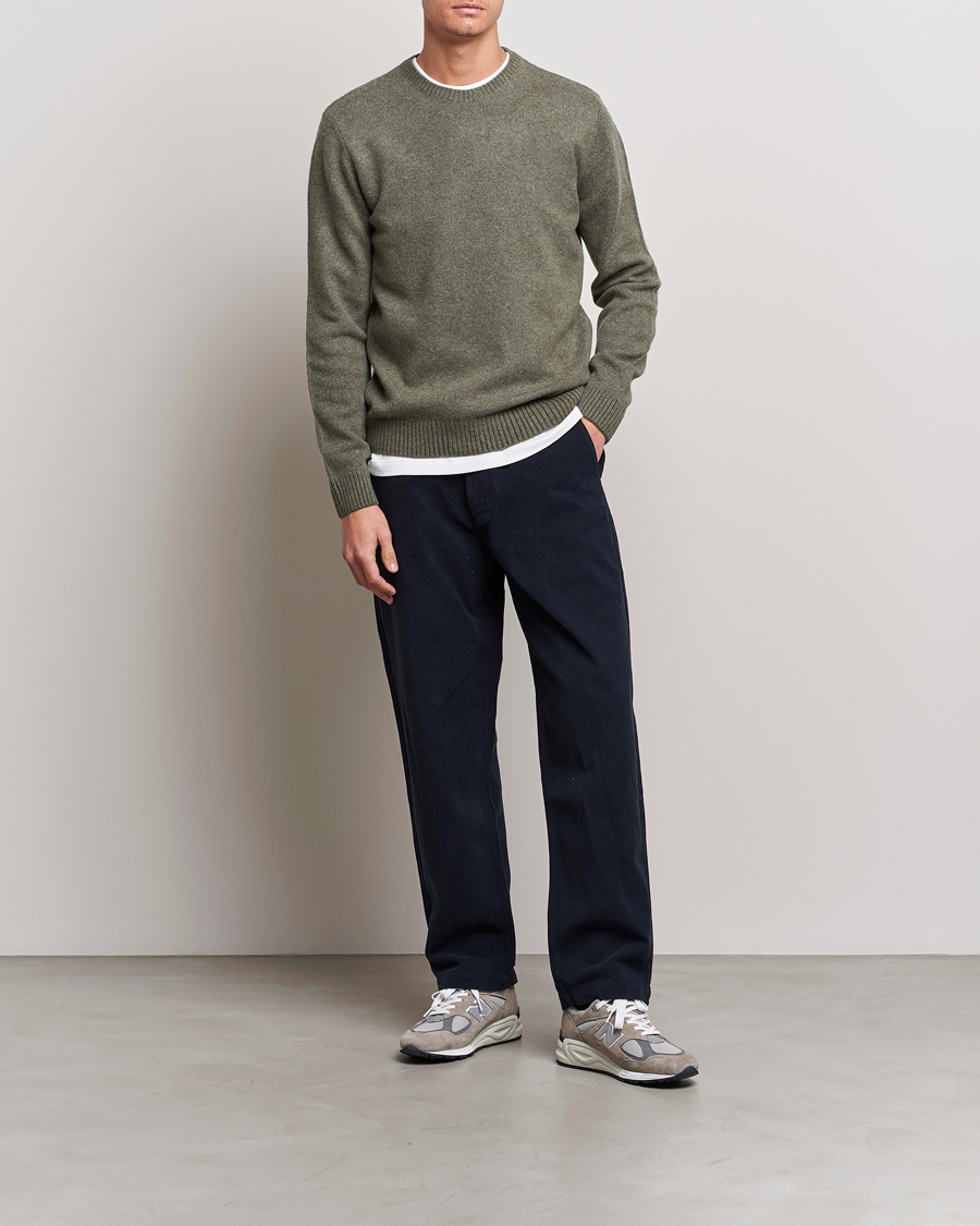 Mies | Puserot | Colorful Standard | Classic Merino Wool Crew Neck Dusty Olive