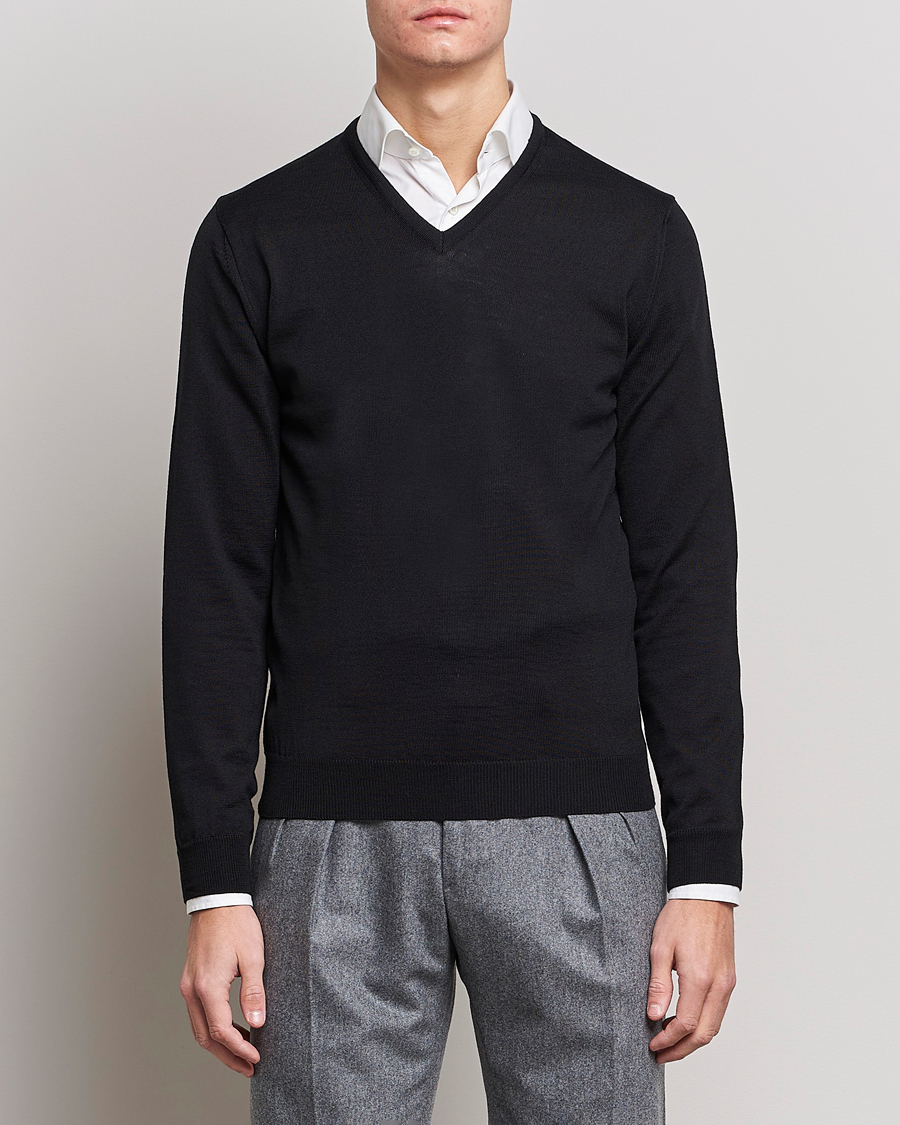 Mies | Puserot | Stenströms | Merino V-Neck Black