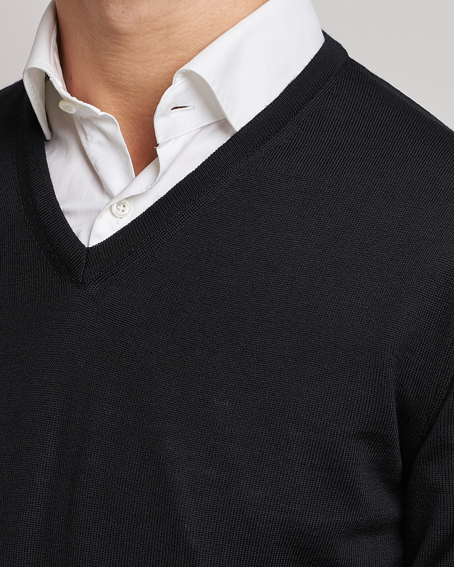 Mies | Puserot | Stenströms | Merino V-Neck Black