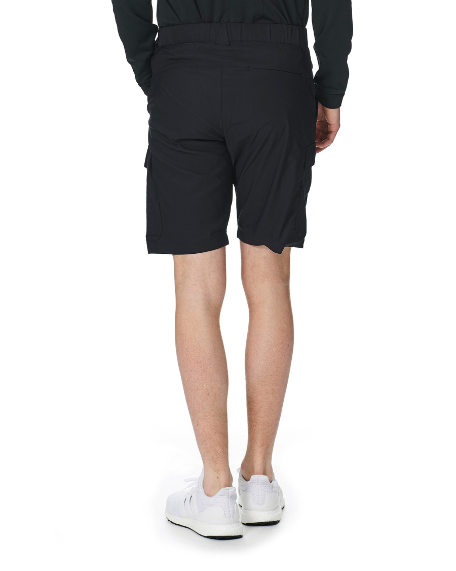 Mies | Shortsit | Peak Performance | Moment Cargo Shorts Black