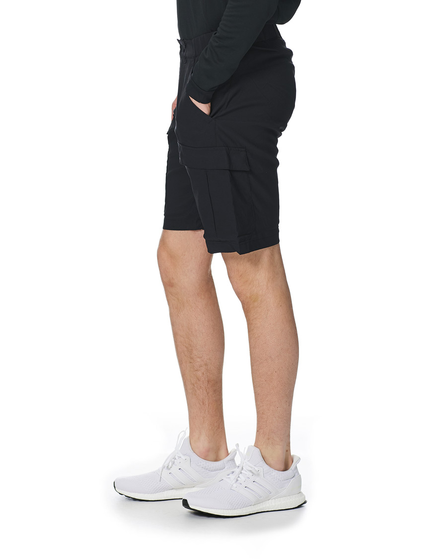 Mies | Shortsit | Peak Performance | Moment Cargo Shorts Black
