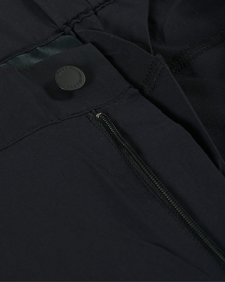 Mies | Shortsit | Peak Performance | Moment Cargo Shorts Black